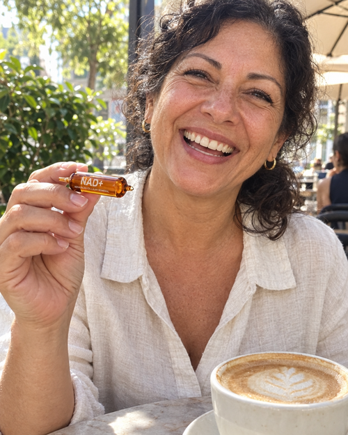Clienta en un café con un vial de Vivara